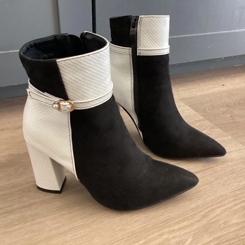 Women's Black and White Ankle Boots Pearl Embellishments Sz 6 Worn 1x